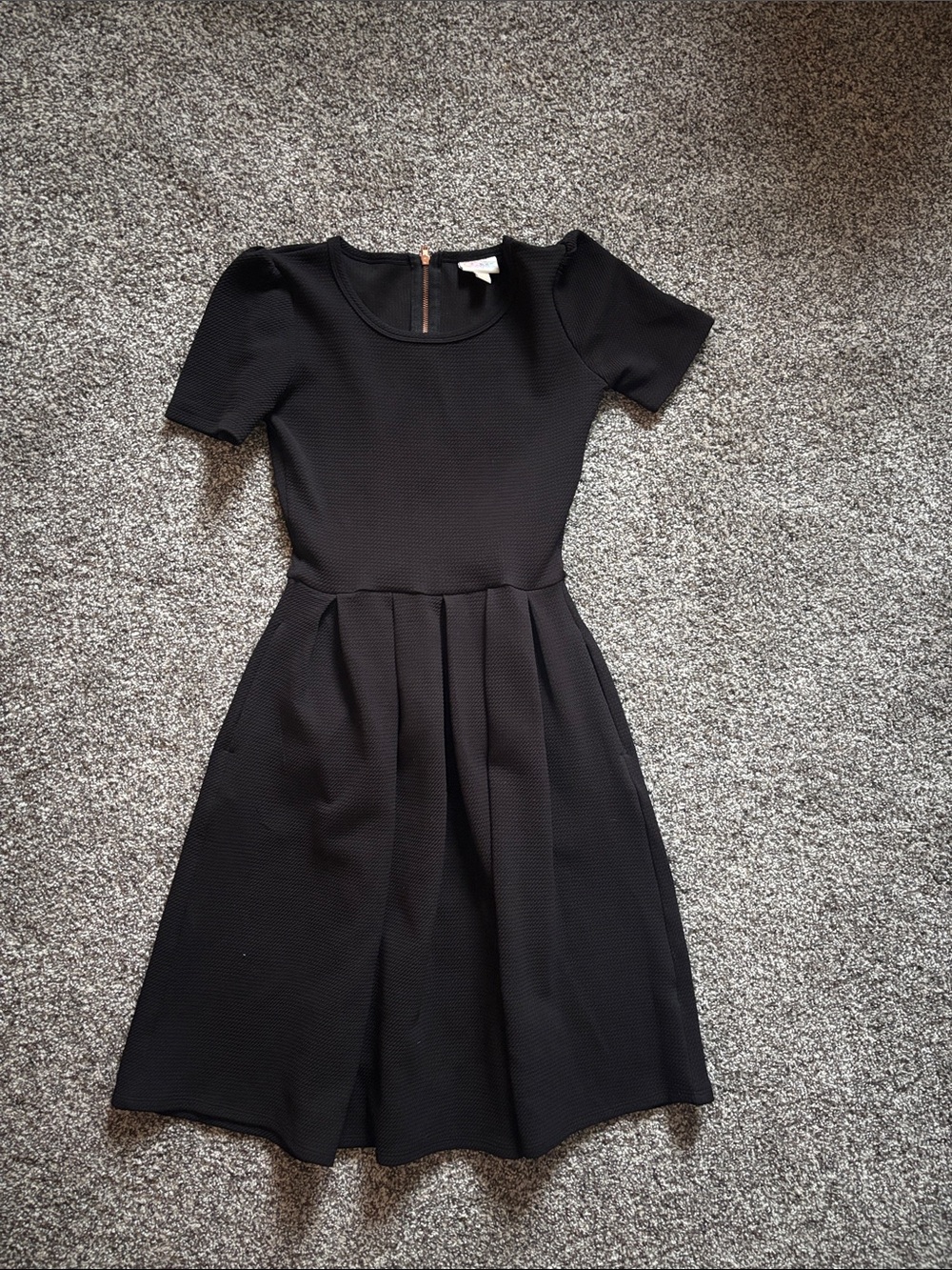 Classic Black Short-Sleeve Fit & Flare Dress to knee size XXS